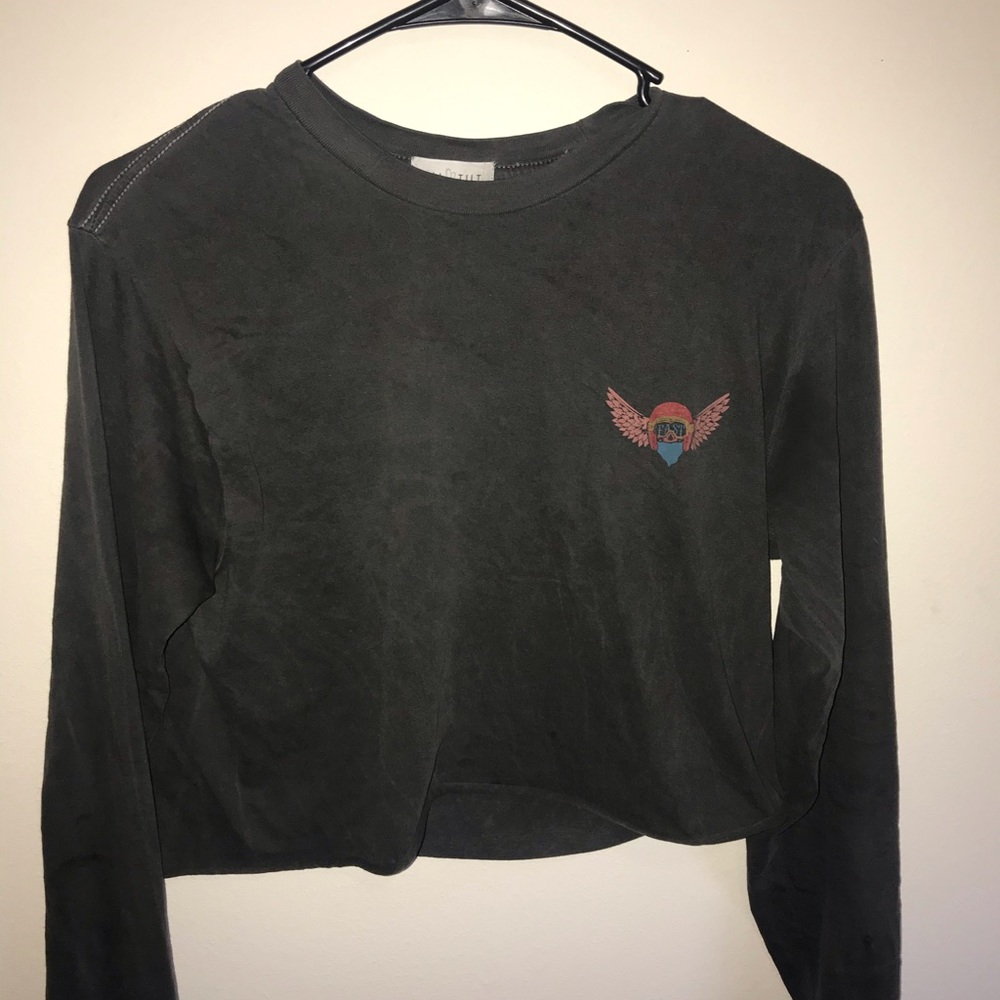 Cropped long sleeve graphic top.